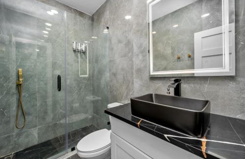 Houston Apartamento | Modern Studio Retreat with King Bed, Full Kitchen & Free Park