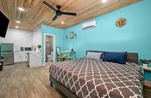 Houston Apartamento | Modern Studio Retreat with King Bed, Full Kitchen & Free Park