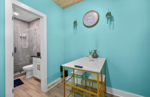 Houston Apartamento | Modern Studio Retreat with King Bed, Full Kitchen & Free Park