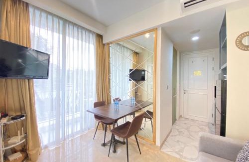 Hegarmanah Apartamento | Modern Studio Room with Jacuzzi at Art Deco Apartment By Travelio