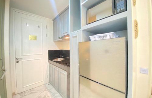 Hegarmanah Apartamento | Modern Studio Room with Jacuzzi at Art Deco Apartment By Travelio