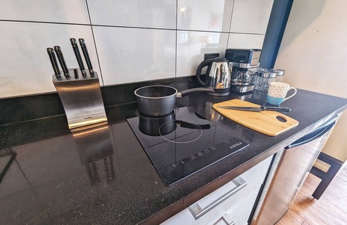 Clark Freeport Apartamento | Modern Studio w/Rooftop Pool Near Clark