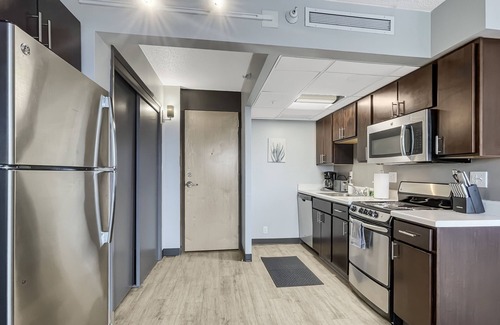 Downtown Des Moines Apartamento | Modern Studio - walk to Wells Fargo Arena
