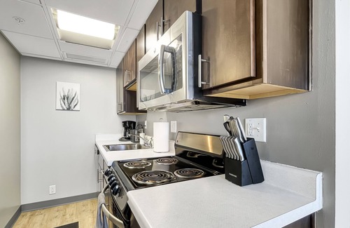 Downtown Des Moines Apartamento | Modern Studio - walk to Wells Fargo Arena