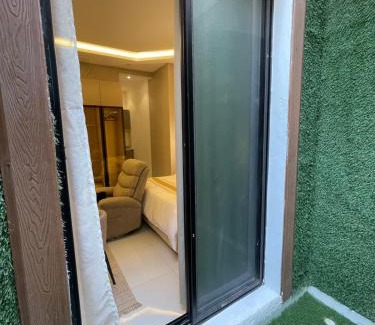 Mizail Apartamento | Modern studio with a private outdoor patio