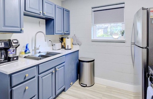 Downtown Memphis Apartamento | Modern Studio with King Bed, Free Parking & Wi-Fi