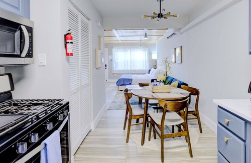 Downtown Memphis Apartamento | Modern Studio with King Bed, Free Parking & Wi-Fi