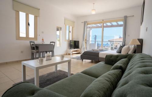 Peyia Town Apartamento | Modern Studio with Pool and Balcony Hillside and Sea Views