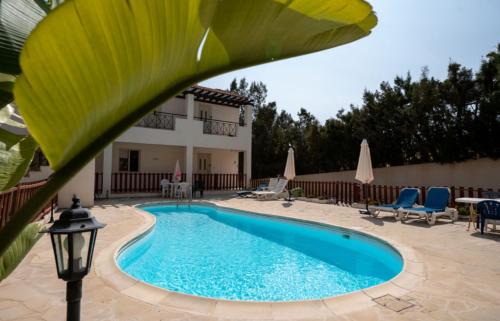 Peyia Town Apartamento | Modern Studio with Pool and Balcony Hillside and Sea Views