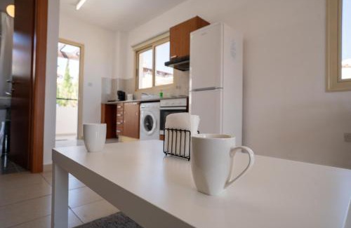 Peyia Town Apartamento | Modern Studio with Pool and Balcony Hillside and Sea Views