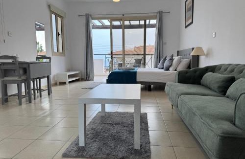 Peyia Town Apartamento | Modern Studio with Pool and Balcony Hillside and Sea Views