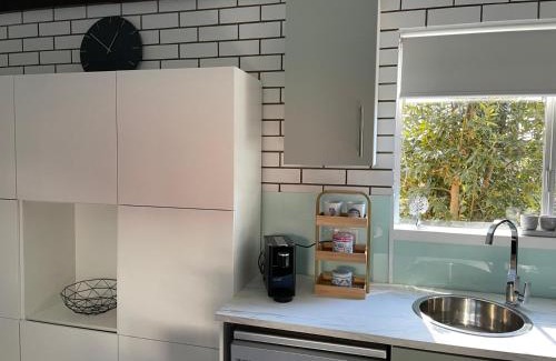 Athelstone Apartamento | Modern studio with private patio