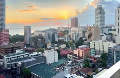 Ermita Condominio | Modern Studio with Sunset View