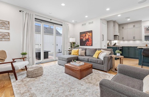 Kenny Casa | Modern & Stylish 4BR/4BA Getaway in SW Minneapolis!