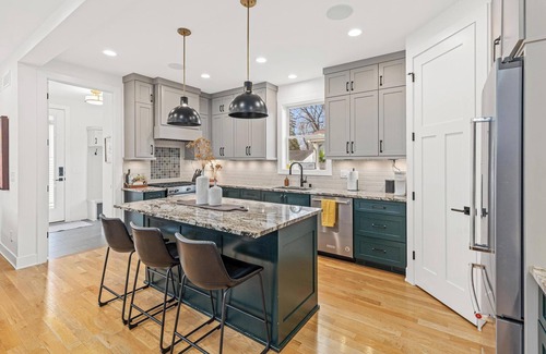Kenny Casa | Modern & Stylish 4BR/4BA Getaway in SW Minneapolis!