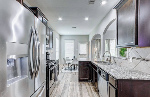 Katy Casa | Modern Stylish home in Katy 4 bed 2.5 bath BOOK NOW !