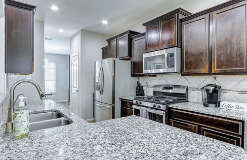 Katy Casa | Modern Stylish home in Katy 4 bed 2.5 bath BOOK NOW !