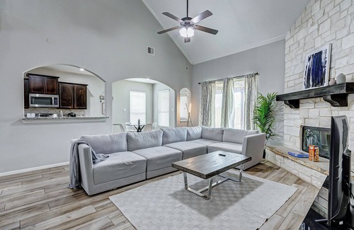 Katy Casa | Modern Stylish home in Katy 4 bed 2.5 bath BOOK NOW !