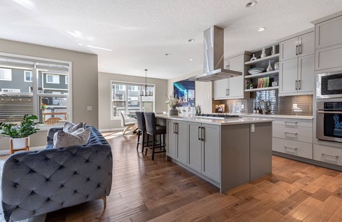 Cochrane Casa | Modern, Stylish, Professionally Decorated, spa Like, 4 Bedroom Home