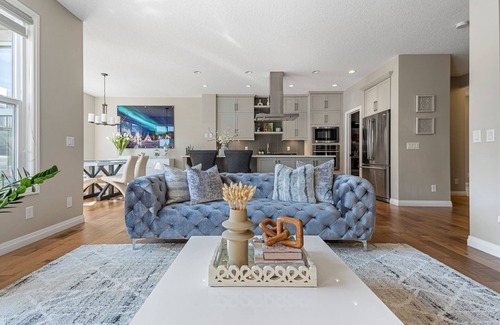 Cochrane Casa | Modern, Stylish, Professionally Decorated, spa Like, 4 Bedroom Home