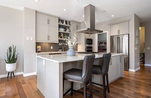 Cochrane Casa | Modern, Stylish, Professionally Decorated, spa Like, 4 Bedroom Home