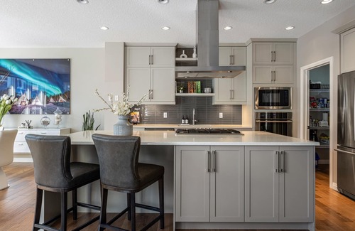 Cochrane Casa | Modern, Stylish, Professionally Decorated, spa Like, 4 Bedroom Home