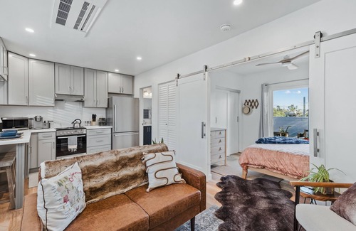Talmadge Cabaña | Modern & Stylish Urban Cottage in desirableTalmadge Neighborhood