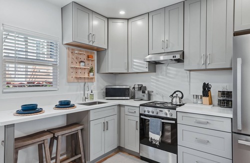 Talmadge Cabaña | Modern & Stylish Urban Cottage in desirableTalmadge Neighborhood