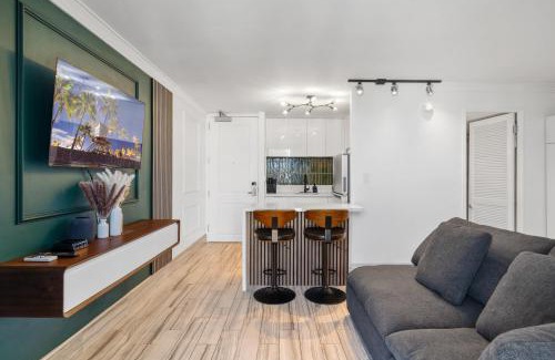 Waikiki Apartamento | Modern Suite Free Parking View AC King Bed Kitchen