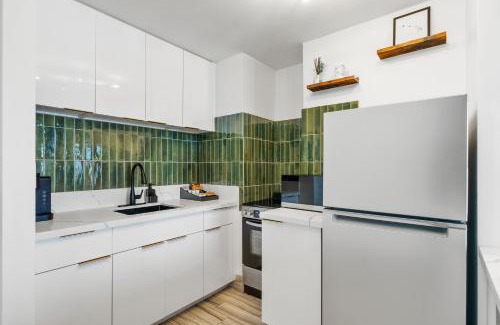 Waikiki Apartamento | Modern Suite Free Parking View AC King Bed Kitchen