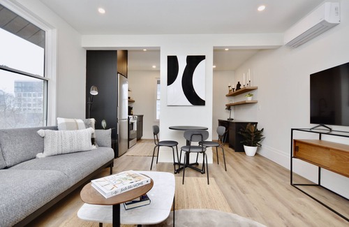 Barrie Apartamento | Modern Suite in Trendy Downtown Waterfront