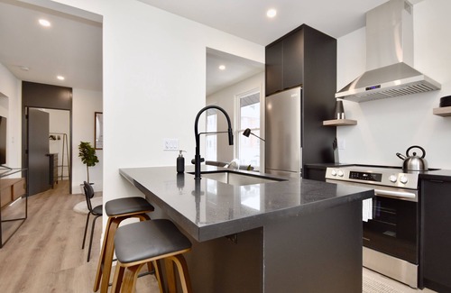 Barrie Apartamento | Modern Suite in Trendy Downtown Waterfront
