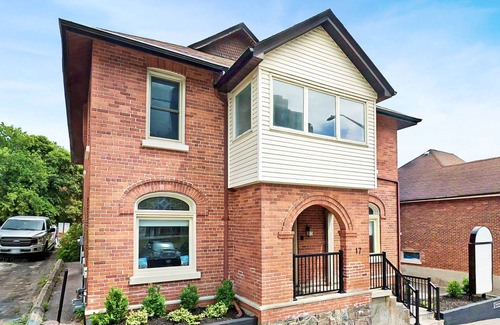 Barrie Apartamento | Modern Suite in Trendy Downtown Waterfront
