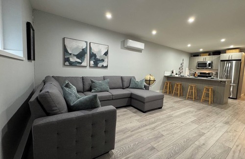 Okanagan-Similkameen Casa | Modern suite on Bottleneck Drive. Close to restaurants and wineries.
