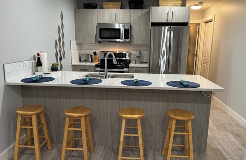 Okanagan-Similkameen Casa | Modern suite on Bottleneck Drive. Close to restaurants and wineries.