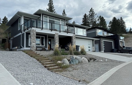 Okanagan-Similkameen Casa | Modern suite on Bottleneck Drive. Close to restaurants and wineries.