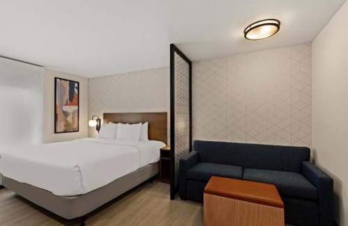 Brownsville Hotel | Modern Suite w/ Full Kitchen + Workspace for Long-Term Stays
