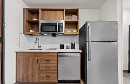 Brownsville Hotel | Modern Suite w/ Full Kitchen + Workspace for Long-Term Stays