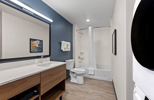 Brownsville Hotel | Modern Suite w/ Full Kitchen + Workspace for Long-Term Stays