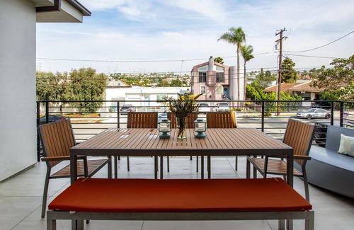 South Redondo Casa | Modern & Sun-Filled Family Home