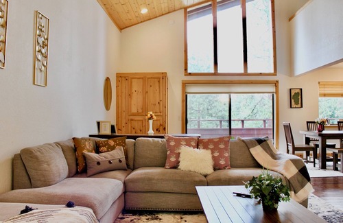 Ponderosa Palisades Casa | Modern Tahoe cabin: A/C, hot tub, ping pong, EV charger, family friendly