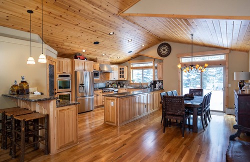 Truckee Casa | Modern Tahoe Donner Cabin. Hot Tub. Near Trails, Skiing & Downtown Truckee