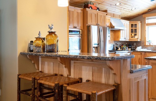 Truckee Casa | Modern Tahoe Donner Cabin. Hot Tub. Near Trails, Skiing & Downtown Truckee