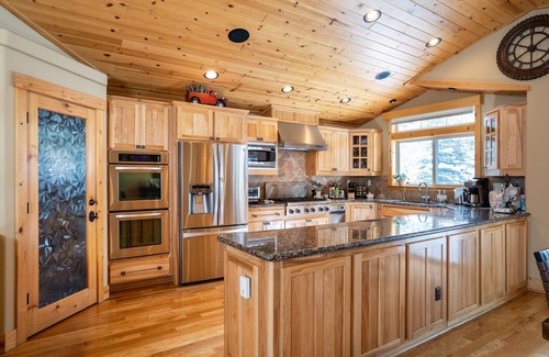 Truckee Casa | Modern Tahoe Donner Cabin. Hot Tub. Near Trails, Skiing & Downtown Truckee