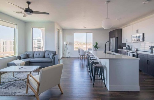 Tempe Apartamento | Modern Tempe 2BD with Pool Gym Parking WD can Sleeps 6!