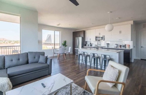 Tempe Apartamento | Modern Tempe 2BD with Pool Gym Parking WD can Sleeps 6!