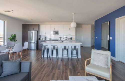 Tempe Apartamento | Modern Tempe 2BD with Pool Gym Parking WD can Sleeps 6!