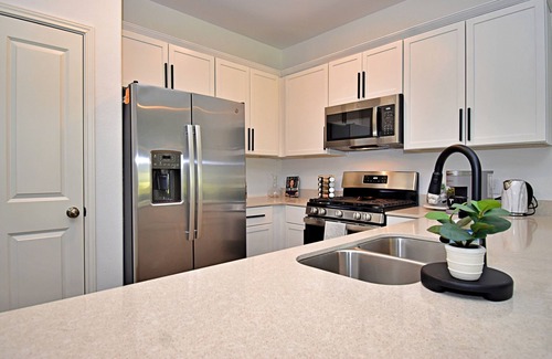Del Valle Casa | Modern Tesla Home | Pool, BBQ & Playgrounds