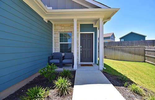 Del Valle Casa | Modern Tesla Home | Pool, BBQ & Playgrounds