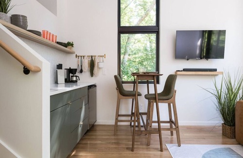 Asheville Cabina | Modern Tiny Home 4 mile drive to DT w/ Hot Tub